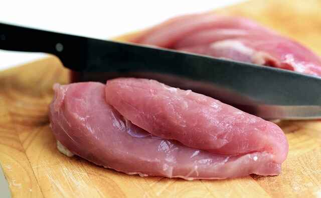 Can you feed dogs raw chicken